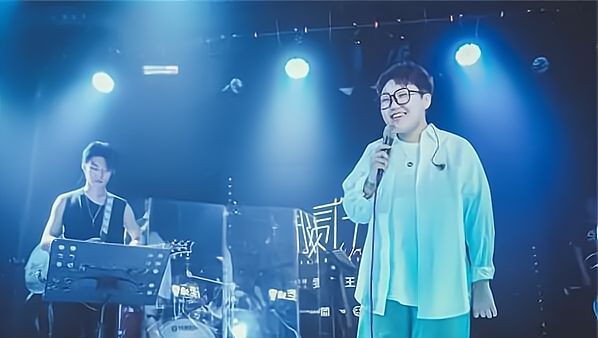 王菲|无论李荣浩多么捧王靖雯，她也夺不了冠，你看她手臂上的纹身