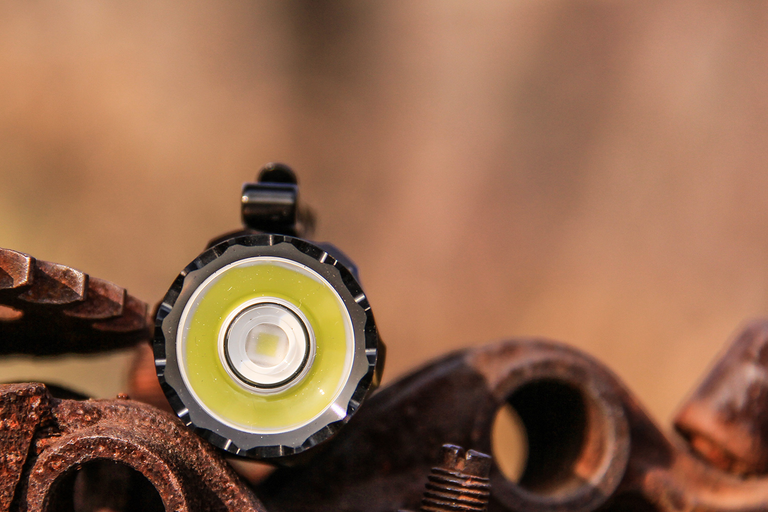 電池|彩裝硬漢、性能強悍：傲雷武士3戰術手電