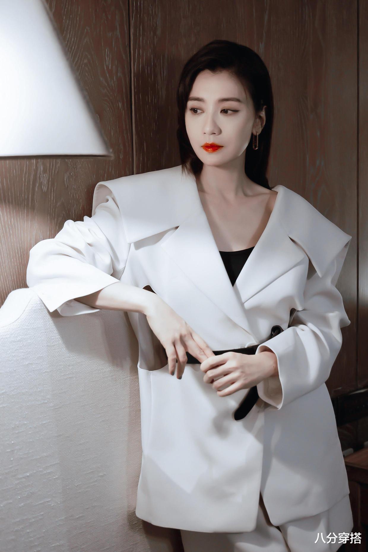 八分穿搭 贾静雯自带高级滤镜,穿蓝色一字肩长裙出席活动,肤白貌美太惹眼