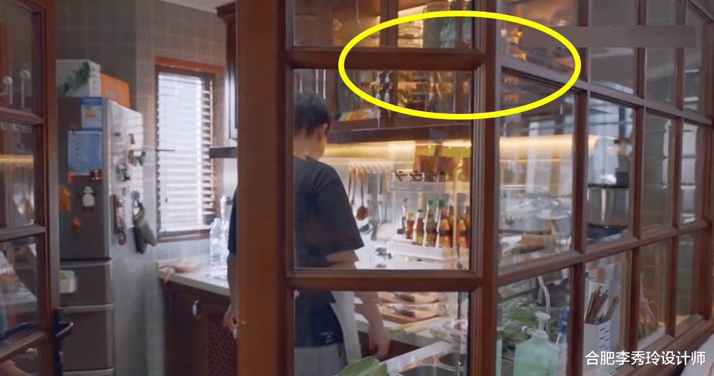 陈卓家的厨房更有看头,3㎡左右,纯靠4个设计做到小面积杂而不乱