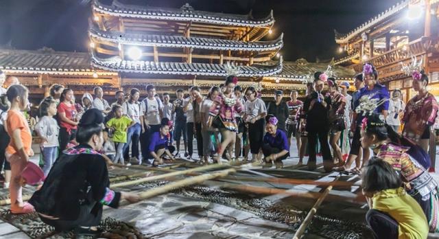 苗族|贵州守陵人:月薪300元,每晚与567具棺材同眠,爱和棺材们聊天