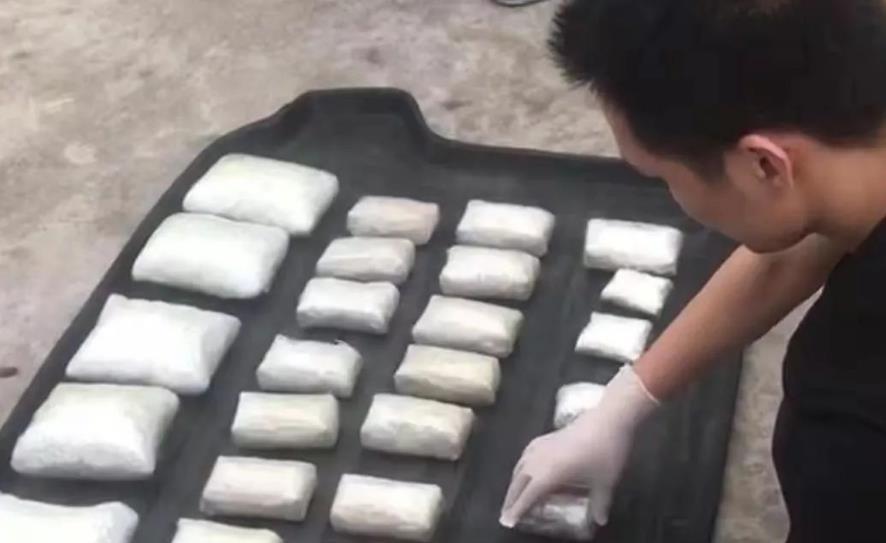 输女 真实的坤沙是什么样的？温文尔雅气度不凡，被捕后却无人敢处决