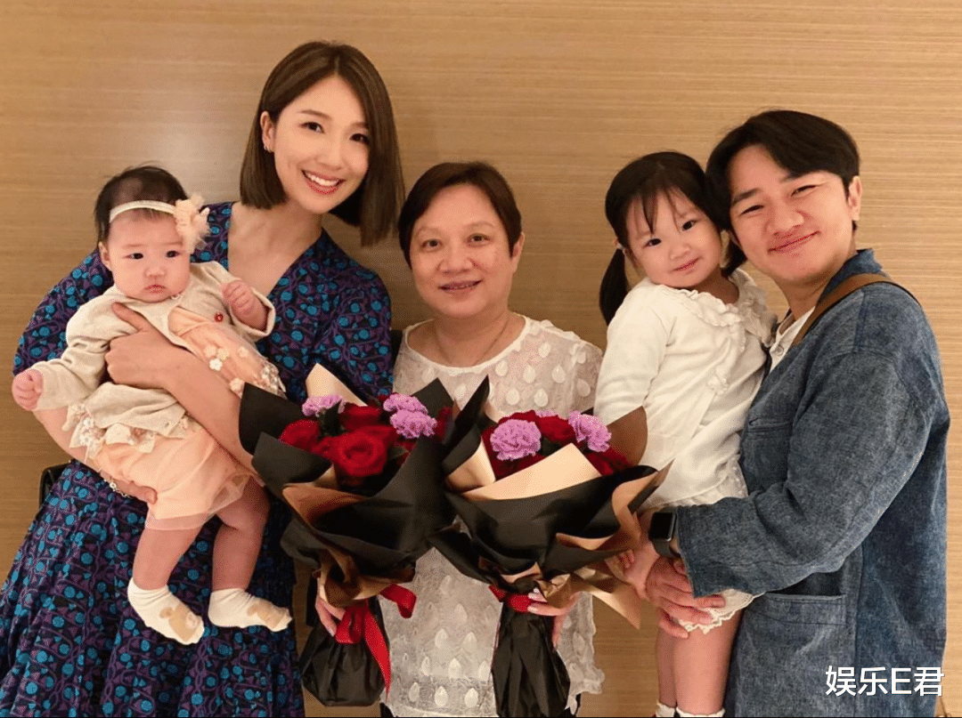 钟嘉欣|37岁钟嘉欣回港争视后，与王祖蓝老婆深情相拥，网友预测今年稳了