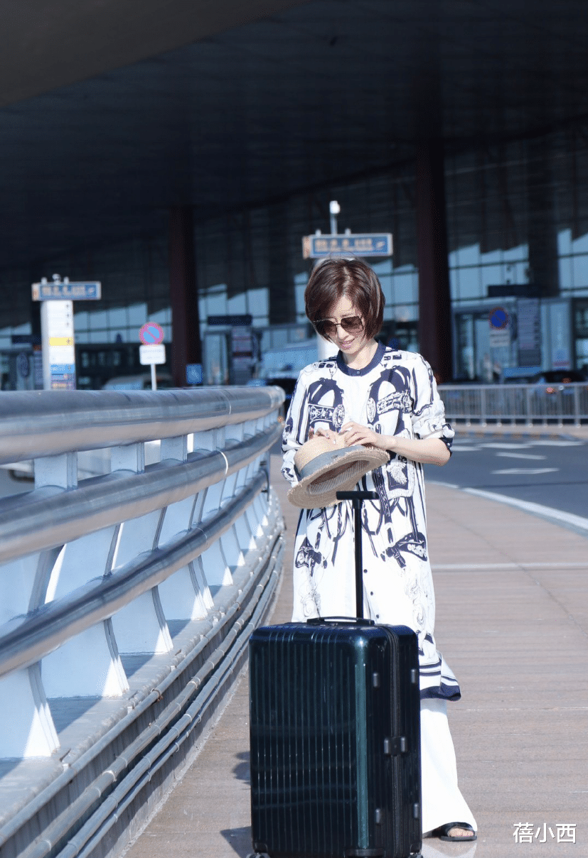 |刘敏涛剪了短发真洋气，穿印花上衣配阔腿裤，再戴帽子显瘦又显高