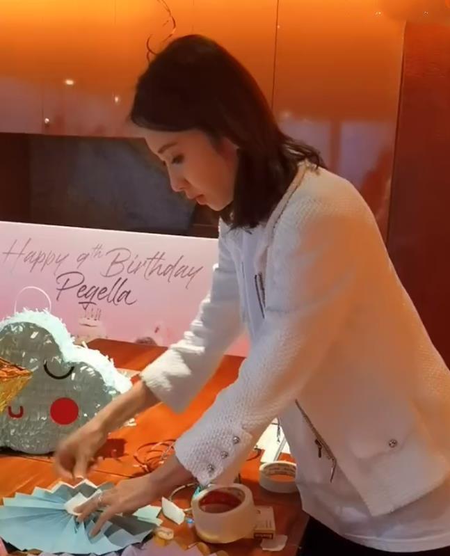 方脸妹说时尚 黎姿为女儿庆生真细腻！穿香风外套配长靴，提灯笼折信纸母爱溢出