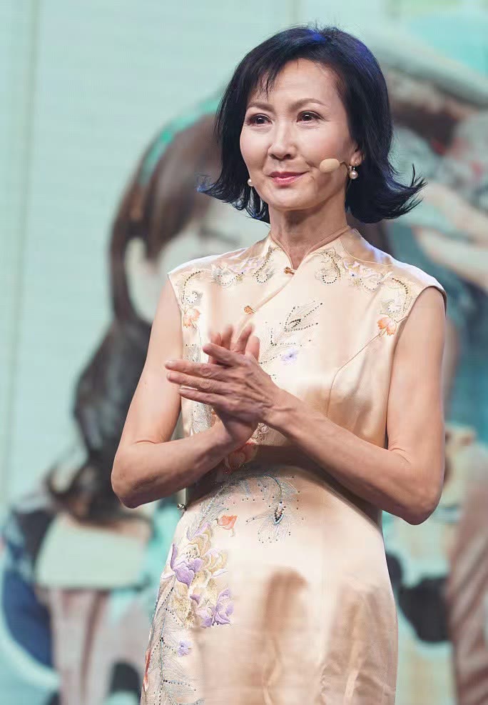 淘鱼时尚 “小青”陈美琪走机场，穿红衬衫素颜也耐看，就是瘦过头有些显老