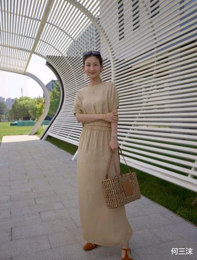 何三沫|在炎热的夏季，可以选择干干净净的穿搭，清纯又不失高级
