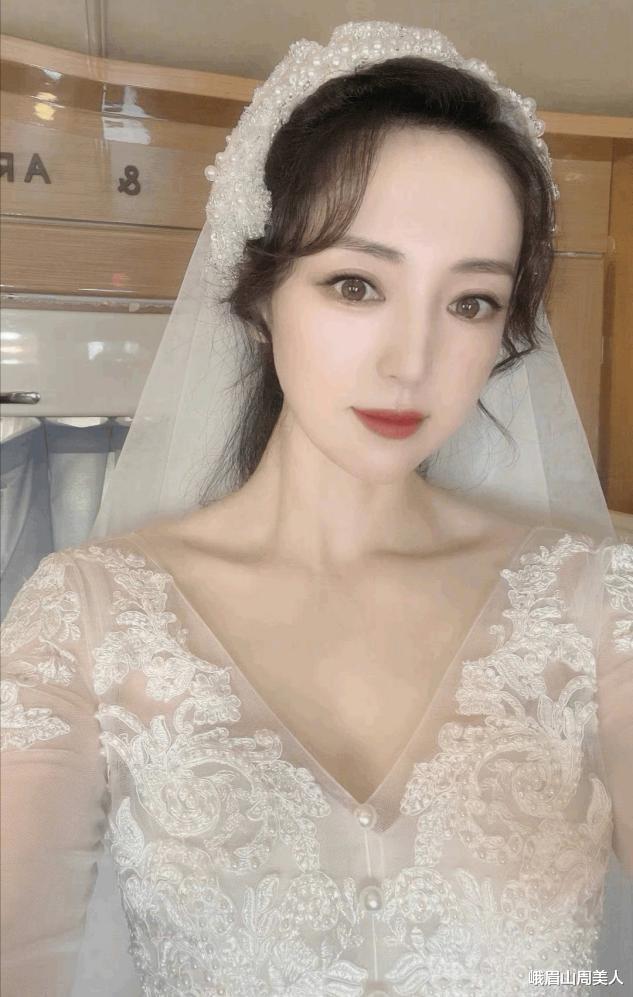 峨眉山周美人|42岁的董璇状态太好了,穿民国白婚纱晒自拍,精致优雅又迷人