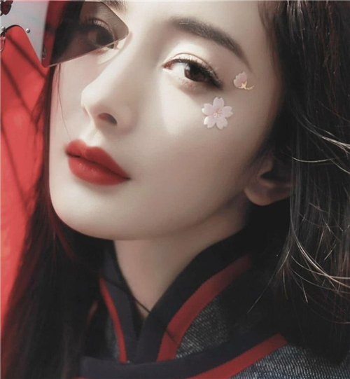 杨幂|她花6年整成杨幂，走红后嫁富二代，如今孩子长大暴露其真实颜值