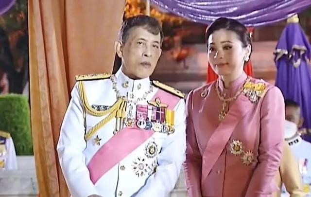 诗妮娜|36岁诗妮娜大势已去，王室海报点名她是“花瓶”，不如王后遭取笑