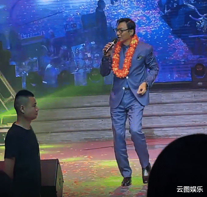 林俊贤|60岁林俊贤跑商演，又唱又跳表演卖力，8名旗袍美女伴舞排场足