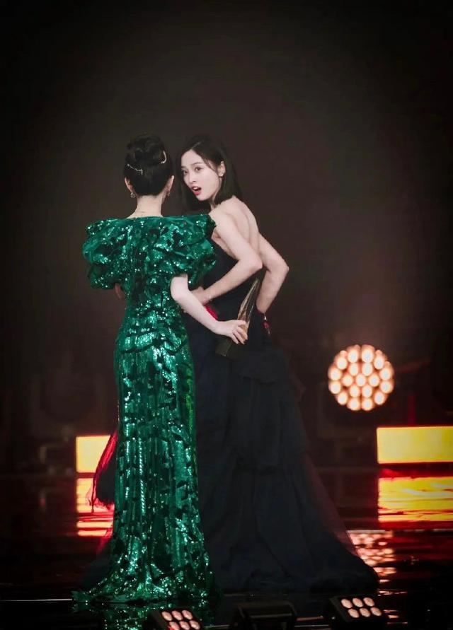 关晓彤|明星有多不容易？关晓彤弄脏高定裙要赔钱，李小冉百万礼服不敢坐