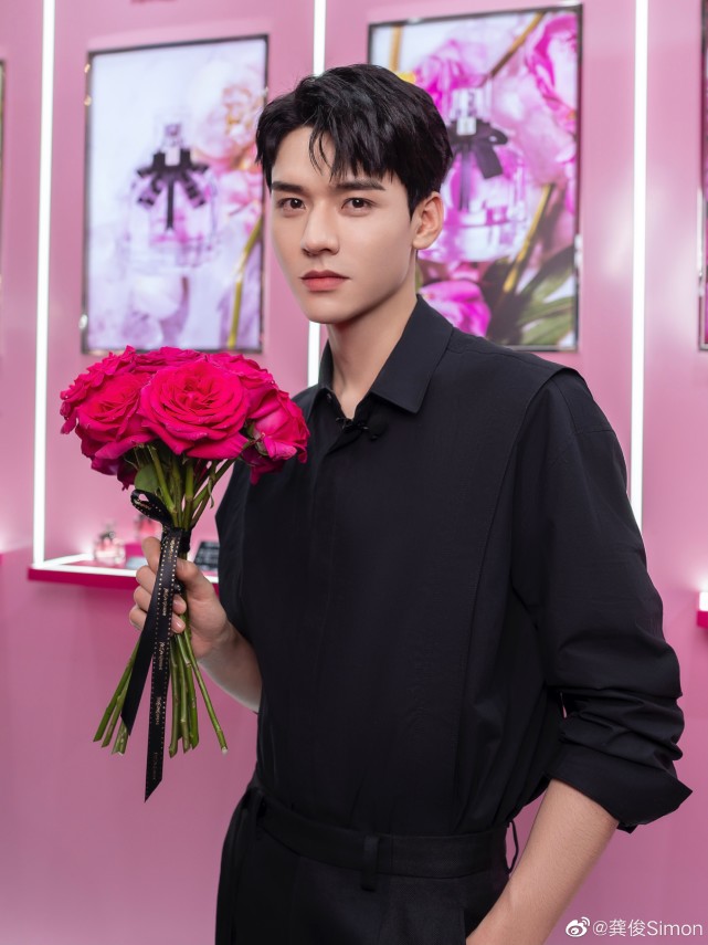 张哲瀚|张哲瀚新狼尾发型惊喜亮相，身着黑色闪钻西装，光影大片酷飒有型