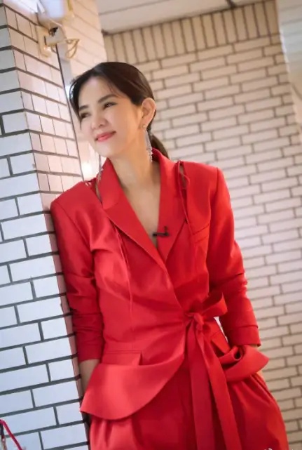 全球时尚号|陈嘉桦结婚九年依旧恩爱如初,穿红色西装帅出天际,不像两孩妈