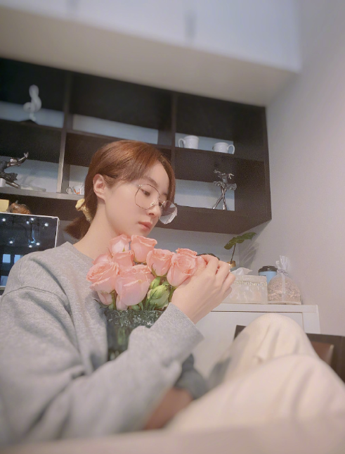 张铭恩|张铭恩新恋情疑曝光！搂美女回酒店，女方正脸曝光不输徐璐胡冰卿