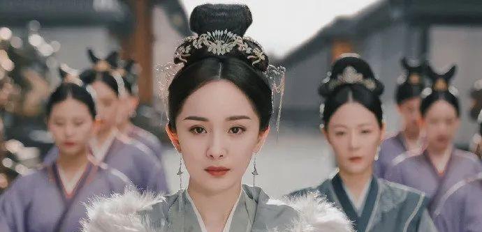 斛珠夫人|杨幂穿着深V礼服裙大秀香肩！雪肤玉貌太性感美艳