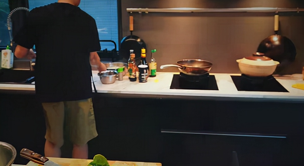 黄磊老婆大方秀恩爱!晒老公做饭视频好享受,厨房宽敞装修有品位