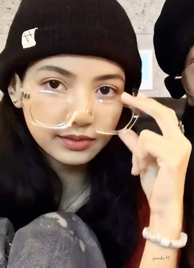 lisa|LISA近照点赞超700万，拉近一看：YG屯了一堆过期眼线笔用不完？