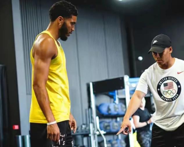 关志玲时尚小助手|恭喜绿军!23岁巨星仅4年体型暴涨+身高递增,私下训练赛球技蜕变