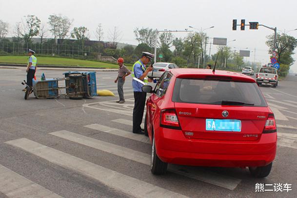 张波 无证大爷骑三轮车撞上奔驰，车主要30元补偿，反被大爷索赔30万？