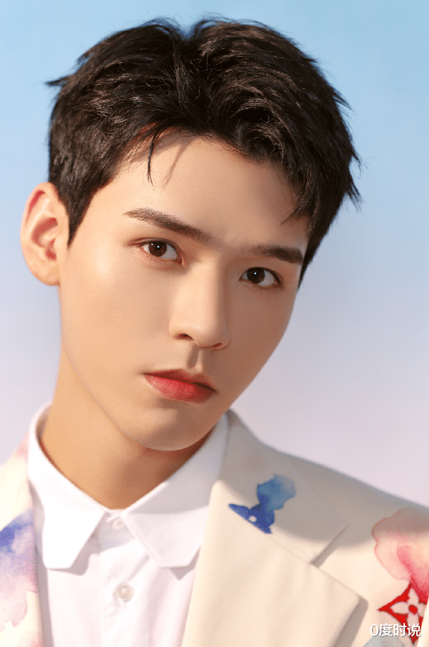 龚俊|龚俊“花蝴蝶”造型成功出圈，绅士打扮帅出新高，白得发光惹人羡