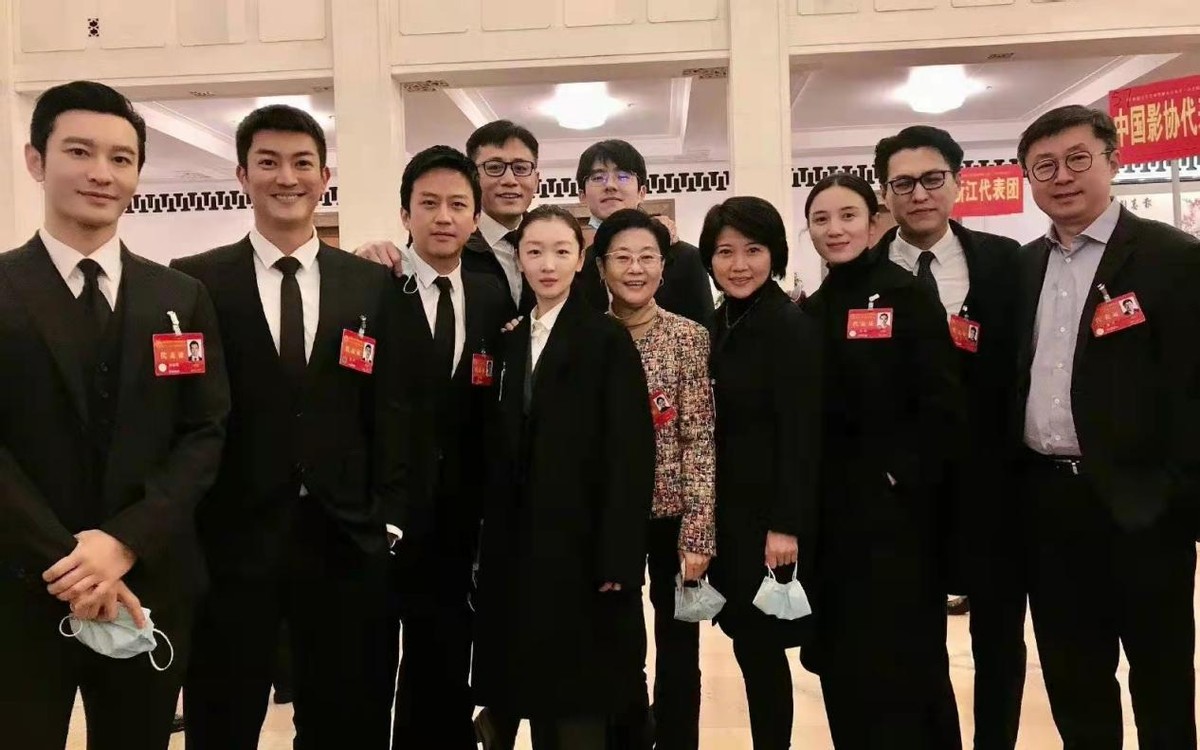 周冬雨|周冬雨成娱乐圈团宠！穿黑大衣出席会议合影站C位，气场全开超牛