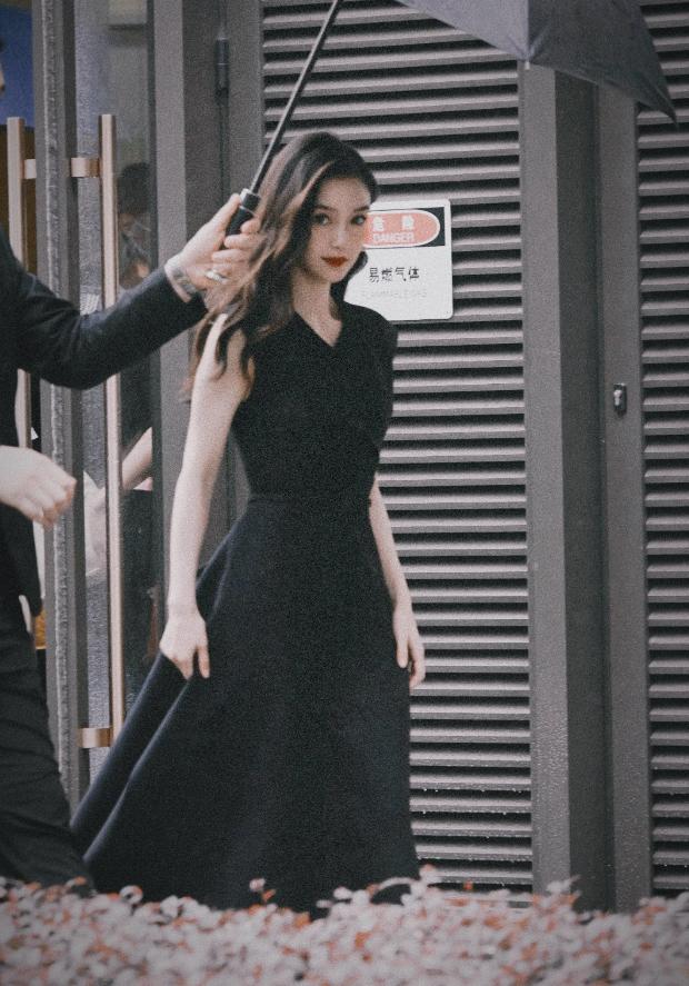 大时尚大观点|32岁杨颖生图太抗打,一身黑裙不惧路人镜头,颜值回归嫩模时期
