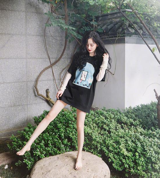 闲鱼有话说|赵文卓大女儿归国，14岁穿“及臀裤”走轻熟风，这身材比例太完美