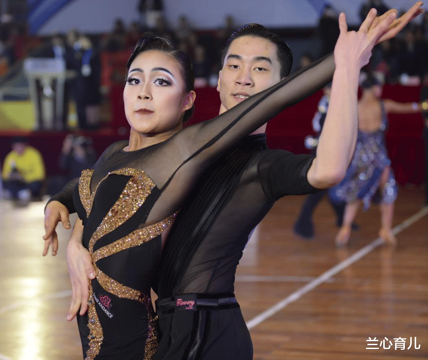 兰心育儿|孩子穿着“半透明”纱裙,在广场上练拉丁舞,路人怒斥:有伤风化