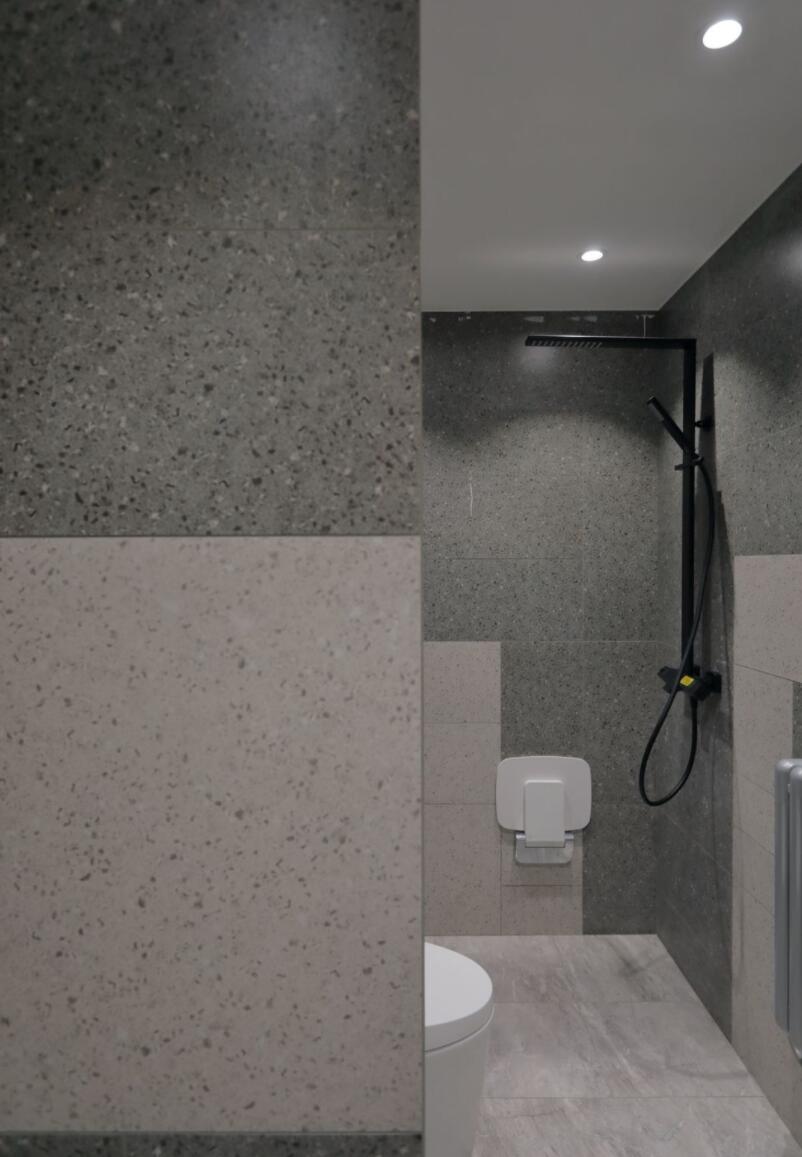 为追求极简,他坚持不要踢脚线,新房完工后,高级又显品味