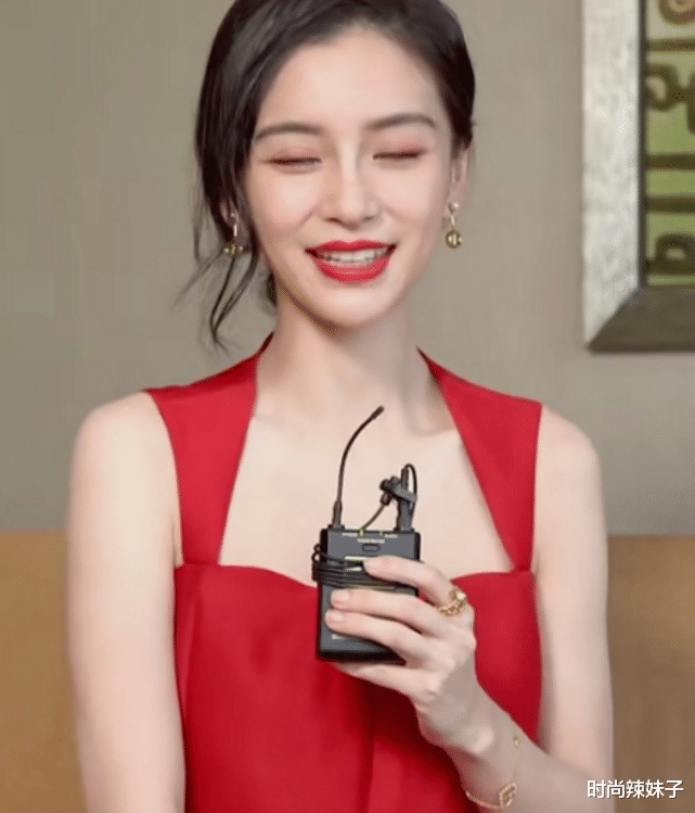 Angelababy|杨颖接受采访被抓拍，故意关掉美颜滤镜，32岁年龄不要太真实了