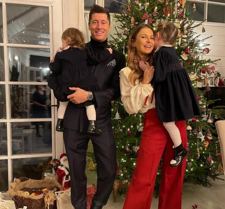 圣誕節(jié)|十大球星齊送圣誕祝福，女友個個顏值高，球迷贊稱人生贏家