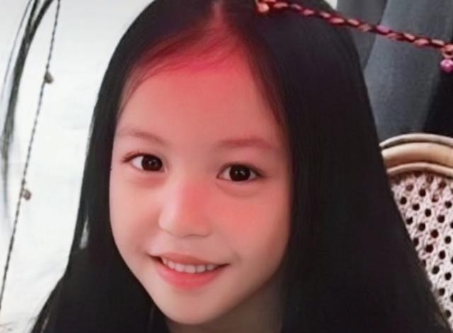 赵薇|45岁赵薇烟瘾太大？室内吸烟姿势老练不避嫌，扎双马尾嫩成少女