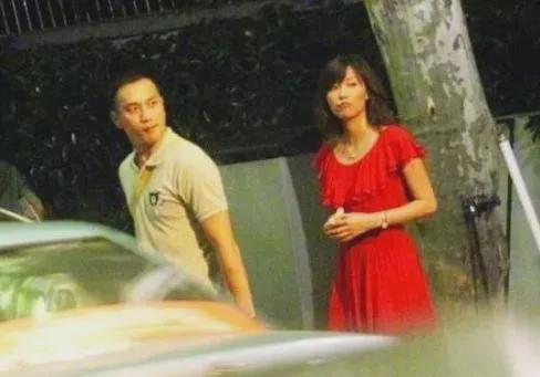 蜗牛研究僧 与成龙激吻全程被拍，情史复杂，但她是高端玩家！