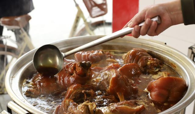 妍儿美食家 武汉这家夫妻档小店，卖卤蹄髈每天营业4个小时，真是不愁生意