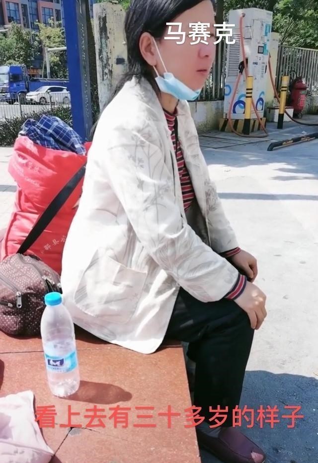 hr|天热了，流浪在深圳的湖南女子还穿着厚衣服，没工作，不敢乱花钱