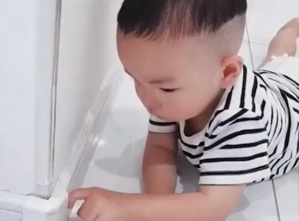 悦姐ya|浙江一萌娃趴墙角抠踢脚线,不料抠出百元大钞,网友:爸爸太会藏