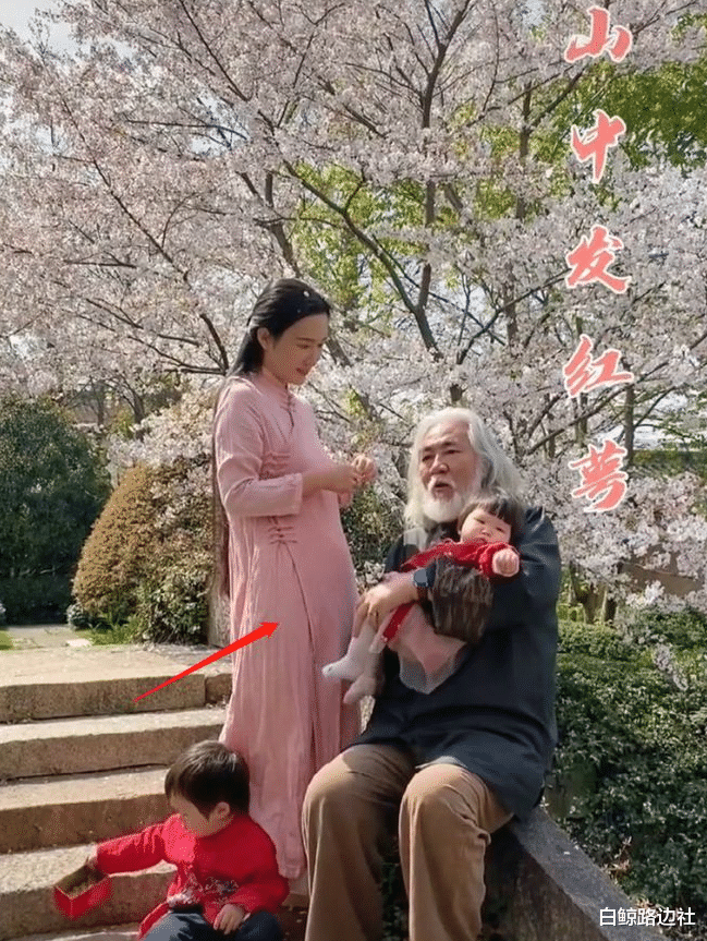 张纪中|70岁张纪中携家人踏青！小31岁娇妻腹部再隆起，去年才生下二胎