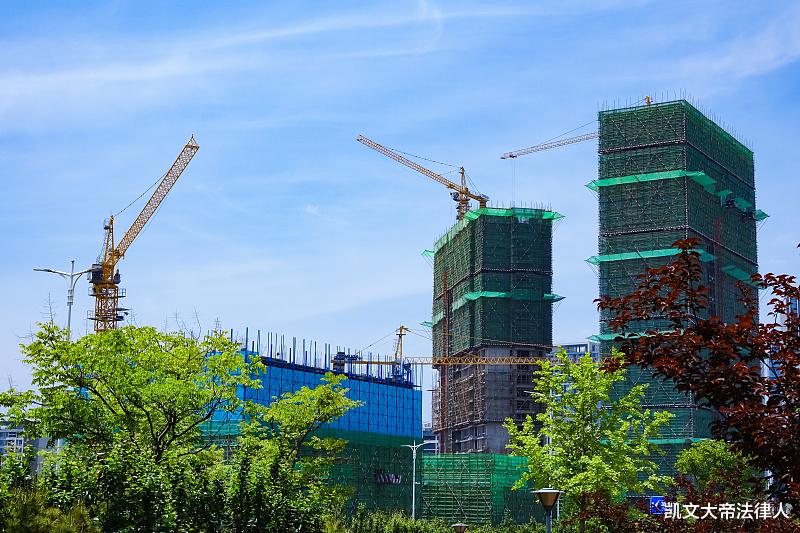 凱文大帝法律人 建筑工人在工地上突發(fā)疾病猝死，作為包工頭的雇主是否應當承擔責任？