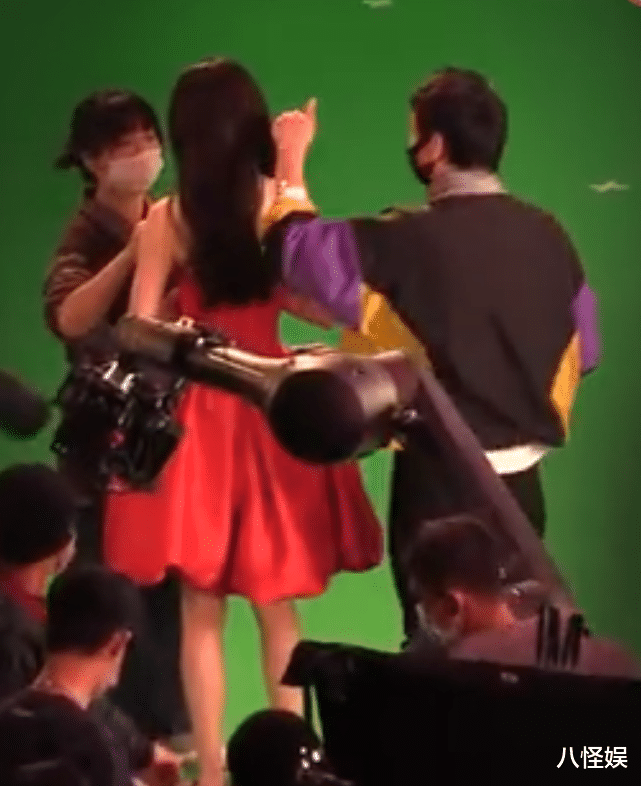 唐嫣|唐嫣工作生图曝光，肤白胜雪双腿纤细好似真人芭比，太美了