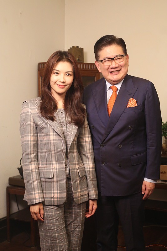 招聘|刘涛生图加淡妆也很美，身穿“职场装”好大气，挺有女强人风范