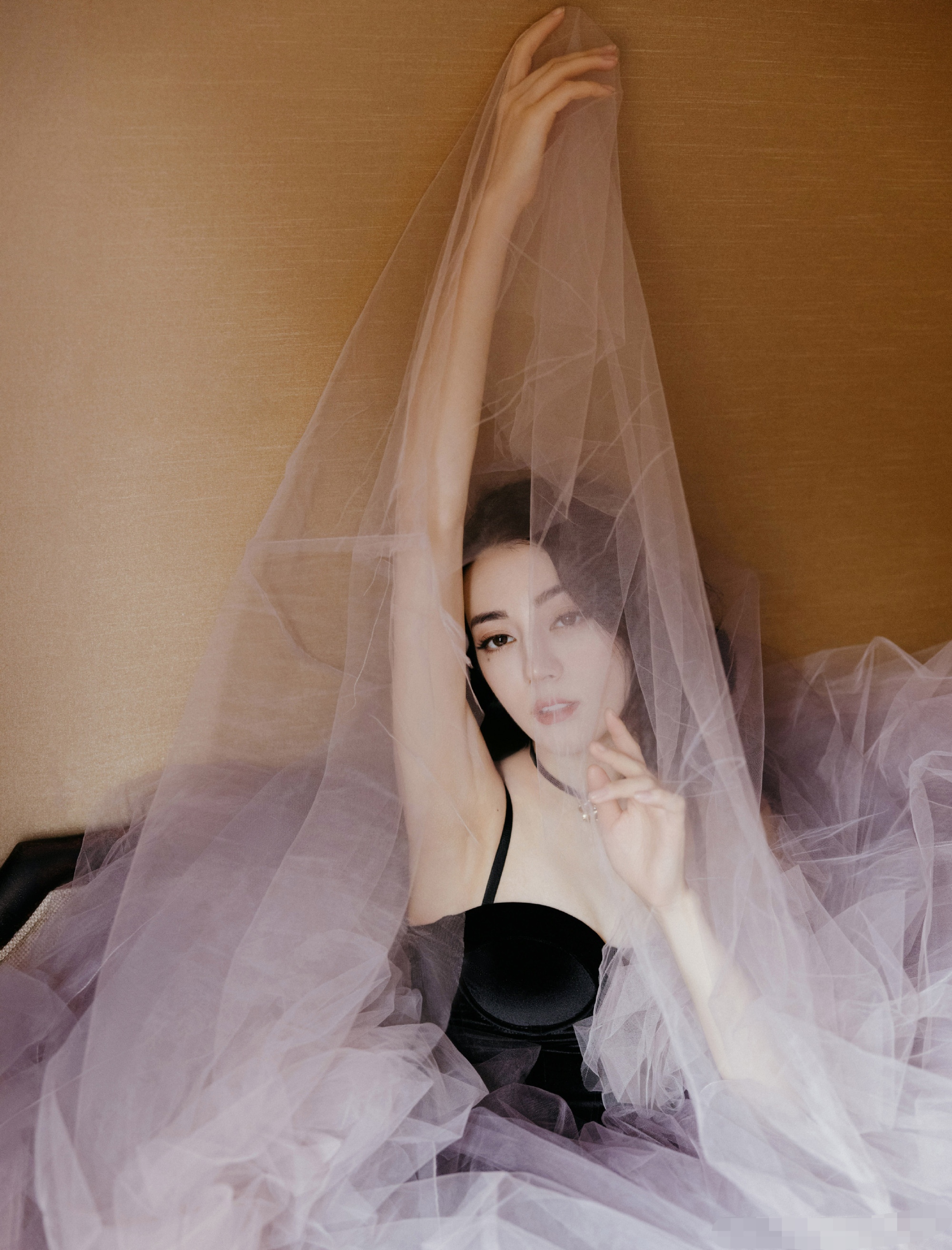 时尚课|迪丽热巴活动造型，礼裙底下穿破洞牛仔裤，网友：美女就是任性！