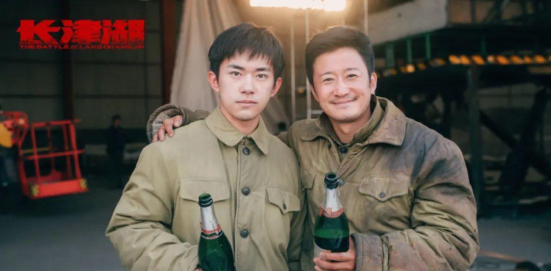 朱亚文|央视宣布年度票房男星，不是吴京和易烊千玺，周迅钟情他的腱子肉