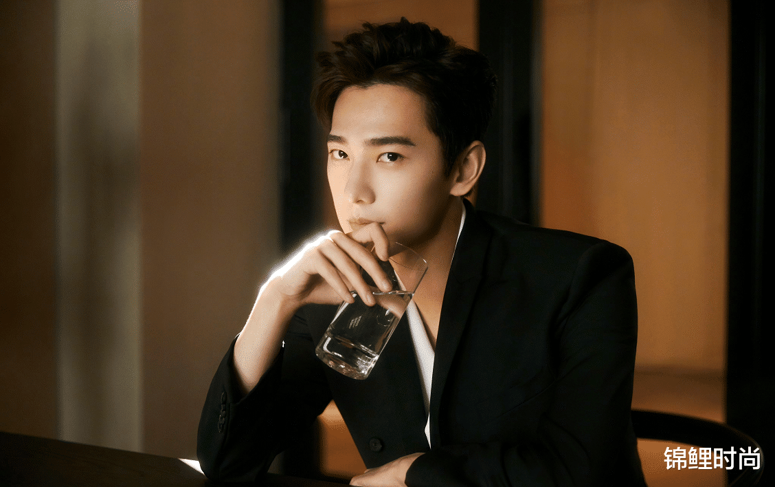 锦鲤时尚|被“学神于途”圈粉，30岁仍然满是学长气质，不油不腻真难得