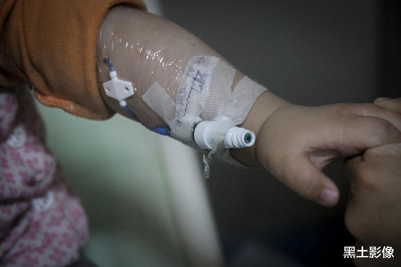 黑土影像 一个月内母亲去世女儿也生命垂危，男子在医院楼梯间崩溃痛哭