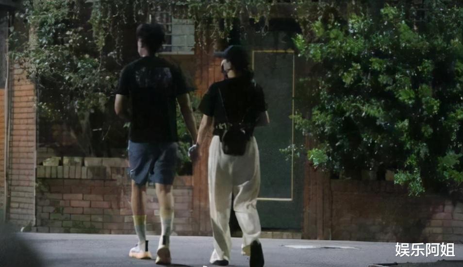 王子文|恋综两对高甜CP近照大PK！深夜觅食or牵手逛街，你看好哪位女星？
