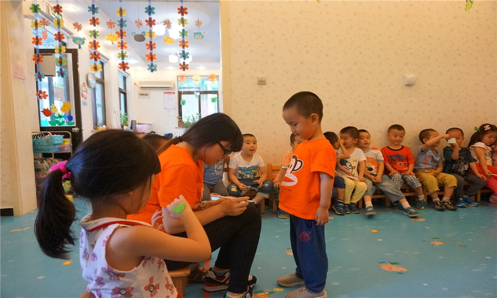 糖果的妈妈|穿同样校服,资深幼师为何一眼看出“穷孩子”?这些特征掩盖不了