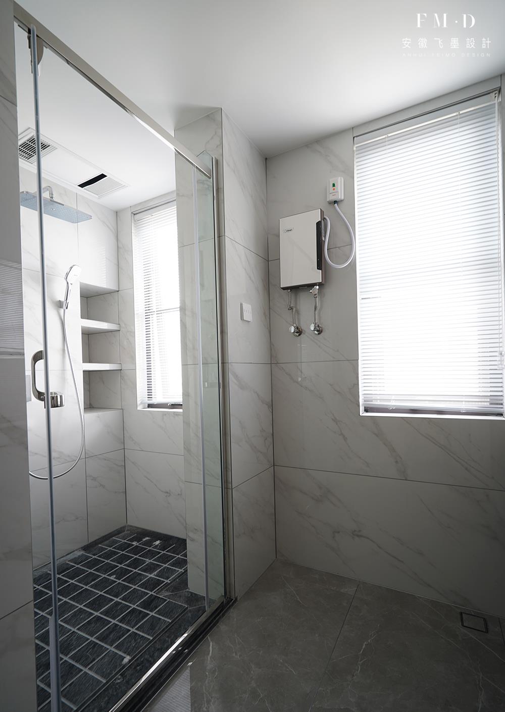 |一梯三户连廊房，庆幸有个大横厅，靠沙发分出间书房，130㎡变大宅