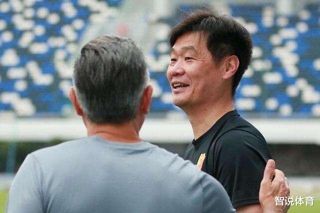国足|郑智重返国足揭悬念！本人与李霄鹏交谈内容曝光，决战日本有戏了
