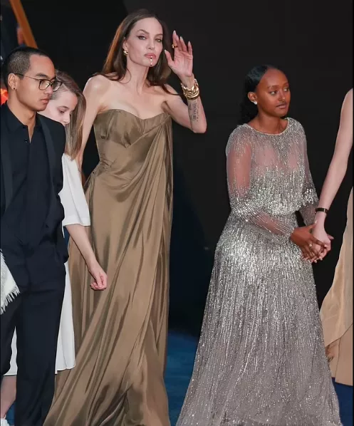 朱莉|朱莉嘴上装了个怪东西！离婚受刺激？女儿穿同款比美